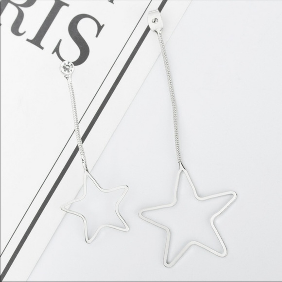 ⭐️HOLLOW STAR EARRINGS⭐️ - Picture 3 of 6